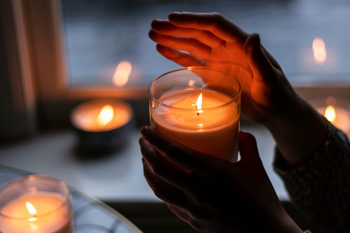 #Bougie #Mains #Chaleur #Lumière douce #Ambiance #Détente