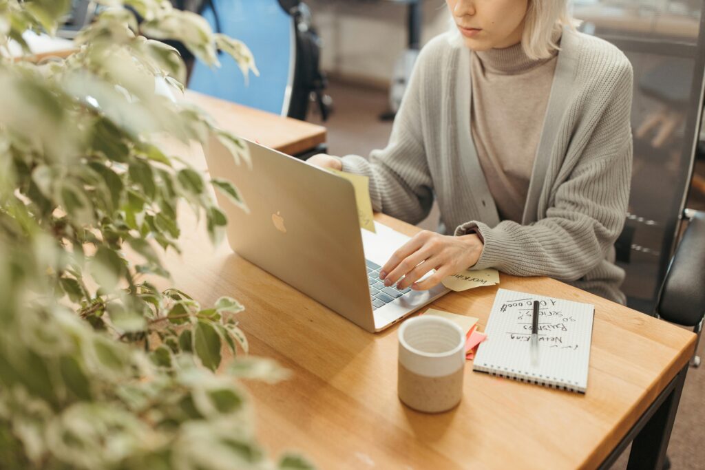 #Travail #Bureau #Ordinateur #Productivité #Ambiance décontractée #Contact